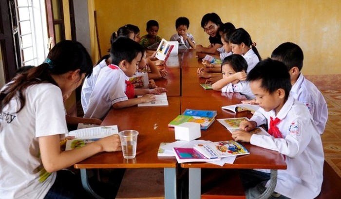 Các em học sinh trường Tiểu học xã Cam Thượng, huyện Ba Vì đọc sách trong thư viện nhà trường. Ảnh: VTBB